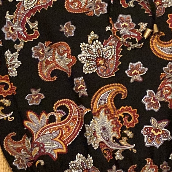 Beautiful Black and Red Print Top Size Medium - Picture 6 of 10